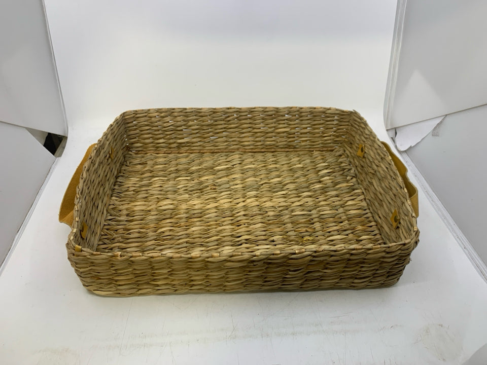WOVEN BASKET TRAY W/ FAUX LEATHER HANDLES.