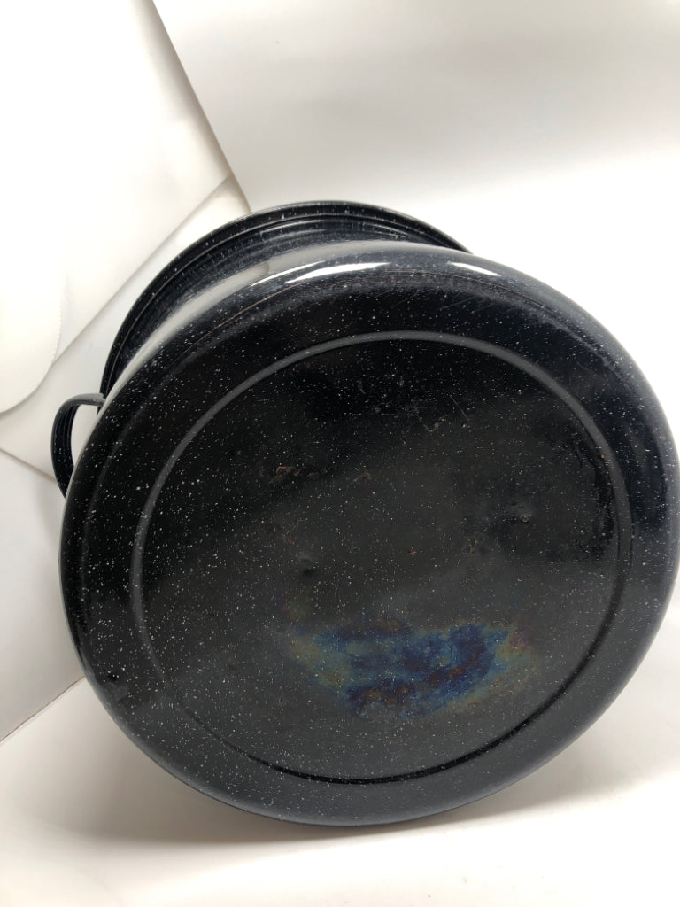 BLACK SPECKLED STOCK POT W/LID.