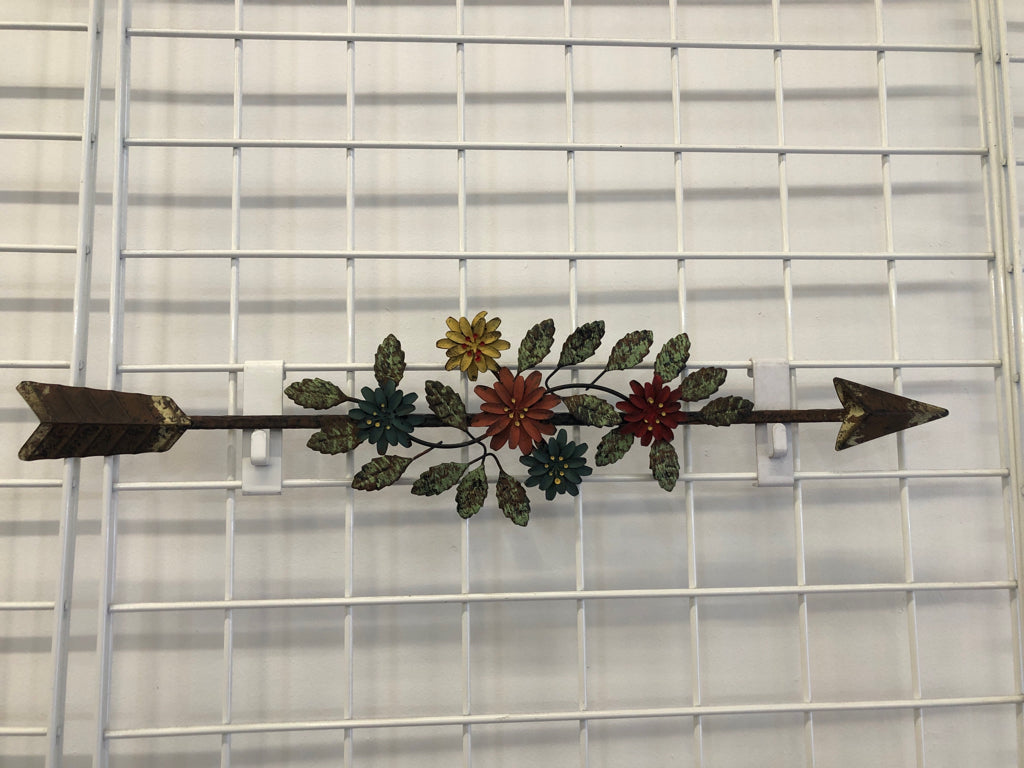 METAL ARROW W/ COLORFUL BOUQUET IN CENTER WALL ART.