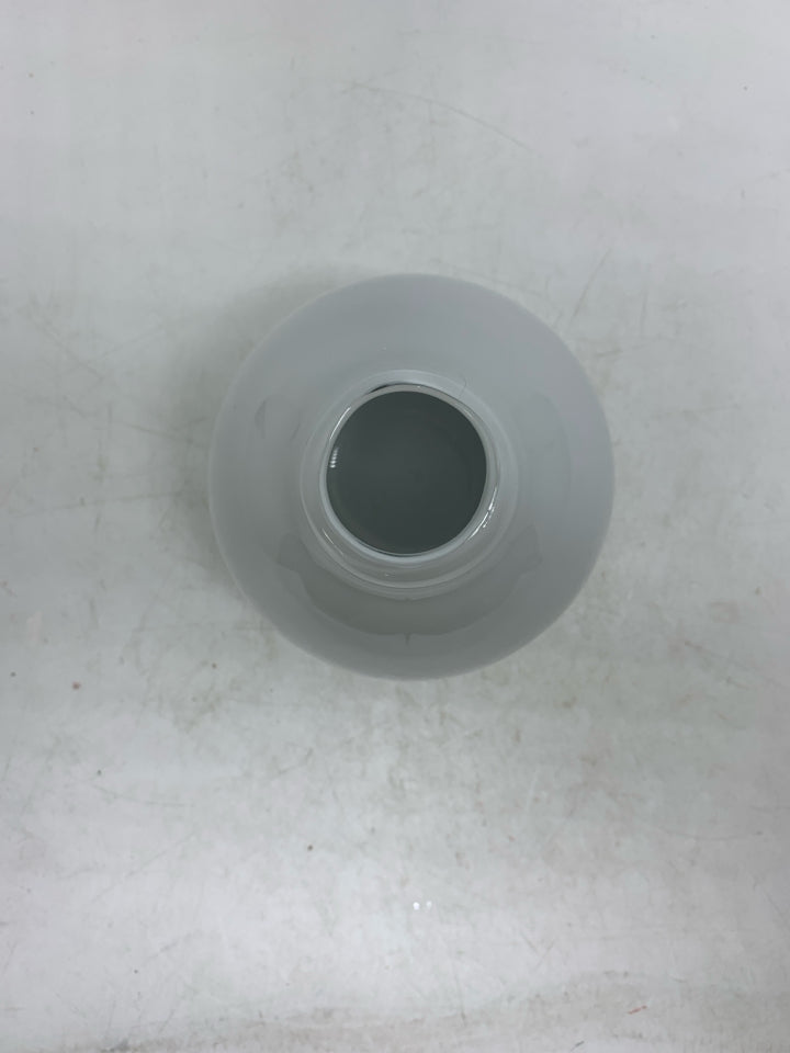 WHITE GLASS SHORT VASE.