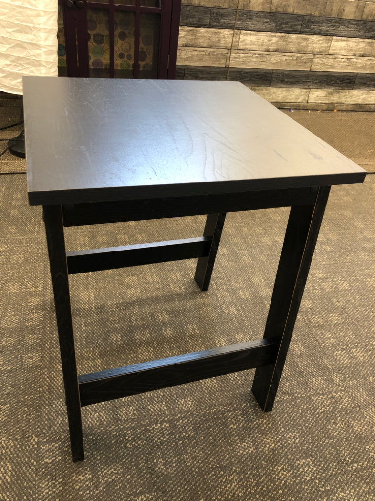 BLACK WOODEN SIDE TABLE.