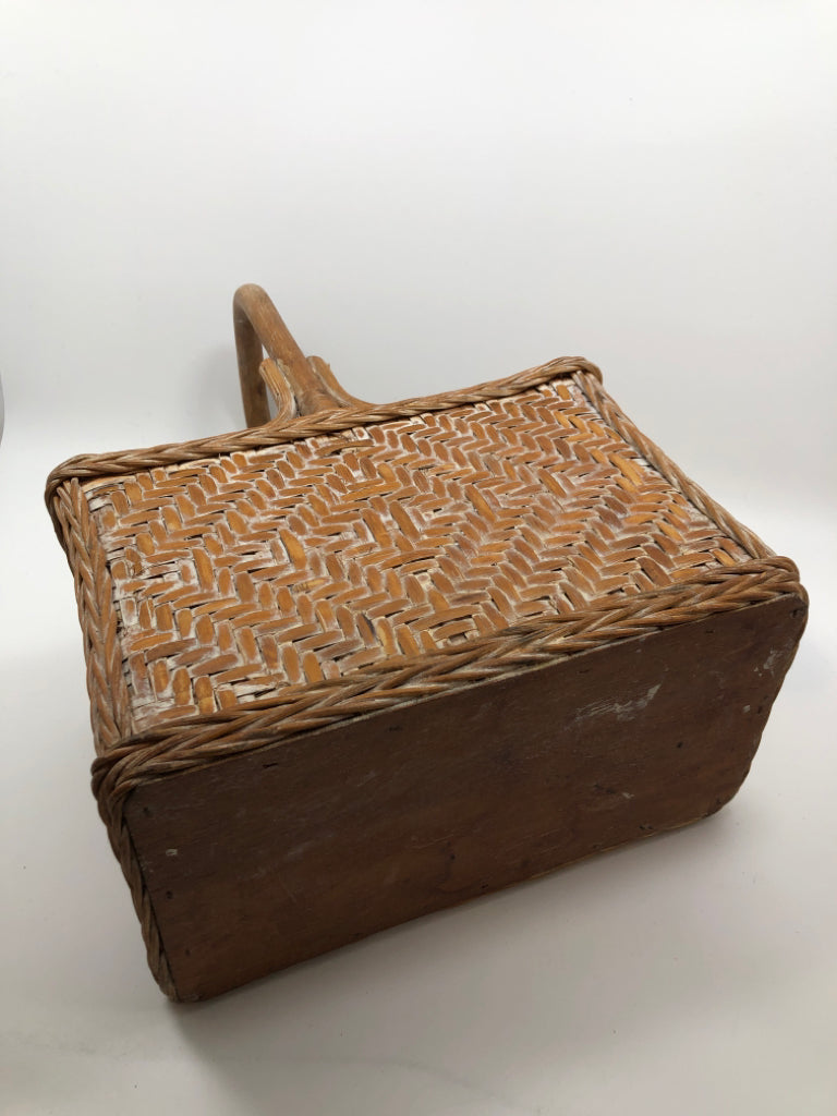 VTG-RATTAN BOTTLE HOLDER.