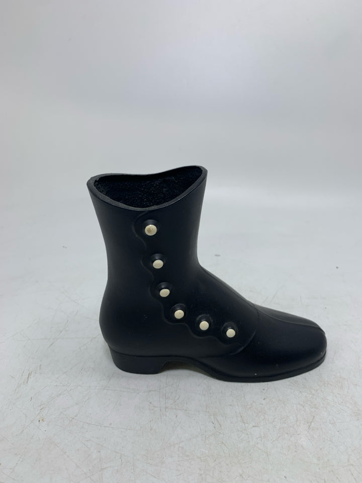 METAL HEELED BOOT W/ WHITE BUTTONS.