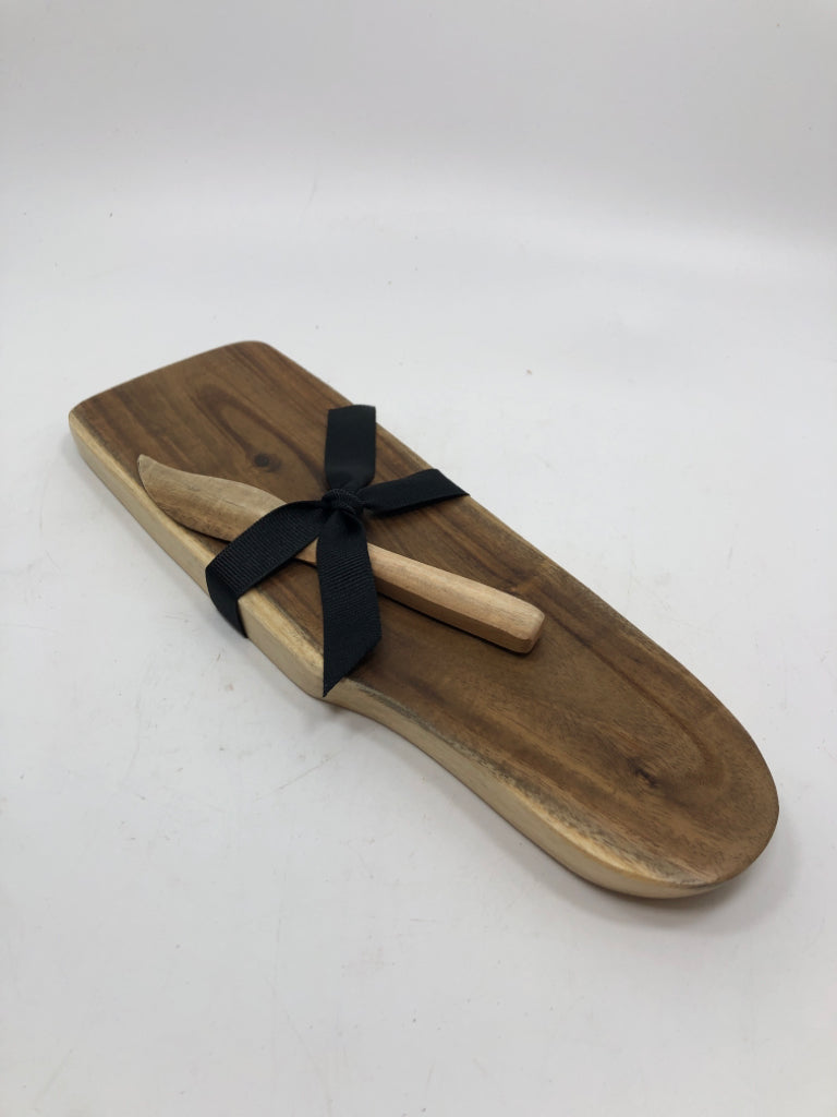 WOODEN CHEESE BOARD W/KNIFE.