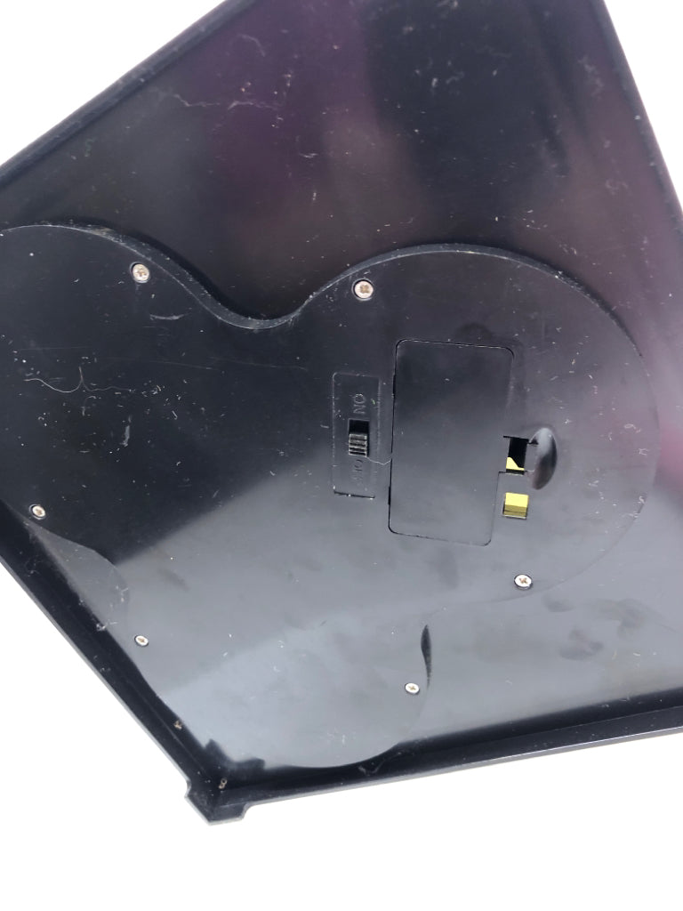 PLASTIC BLACK 3 CANDLE LANTERN BATTERY POWERED.