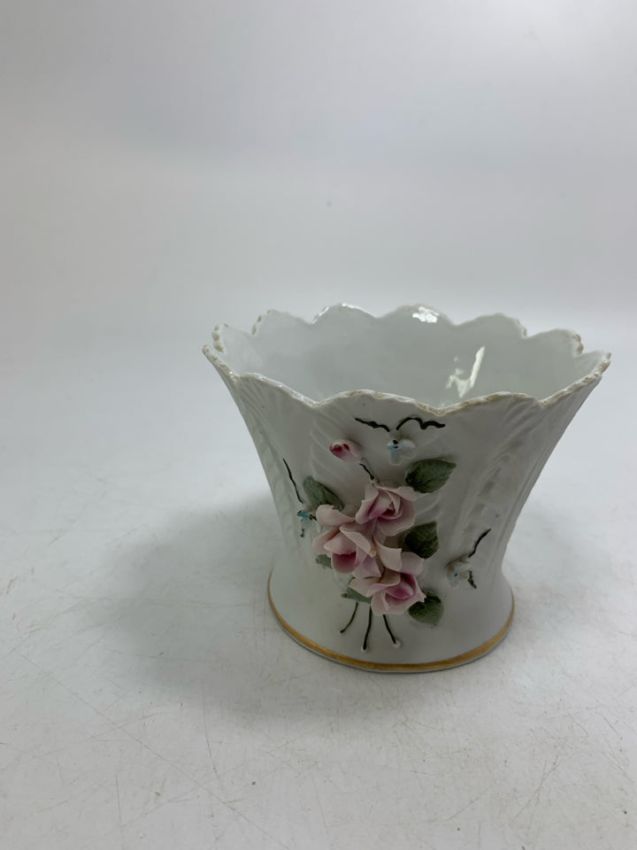 SHORT WHITE VASE W/ 3D FLOWERS GOLD DETAILS.