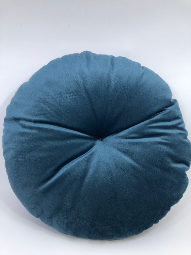 ROUND TEAL ACCENT PILLOW W/BUTTON.