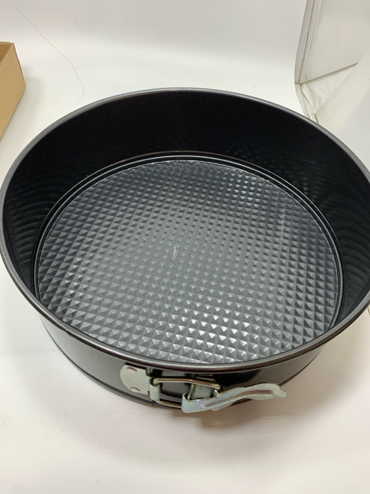 3 NIB NONSTICK SPRINGFORM PANS.