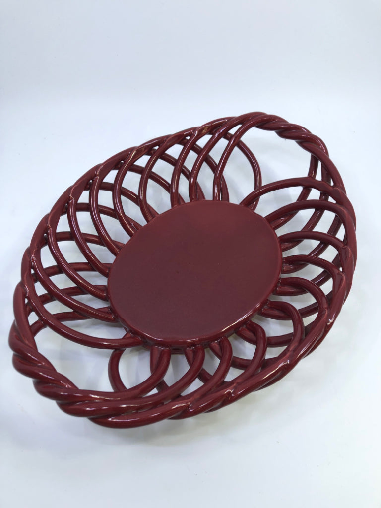 BRAIDED MAROON CERAMIC BREAD BASKET.