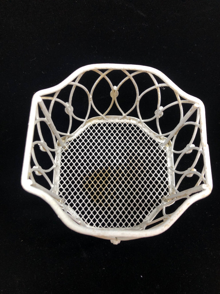 SMALL WHITE DISTRESSED METAL BASKET.