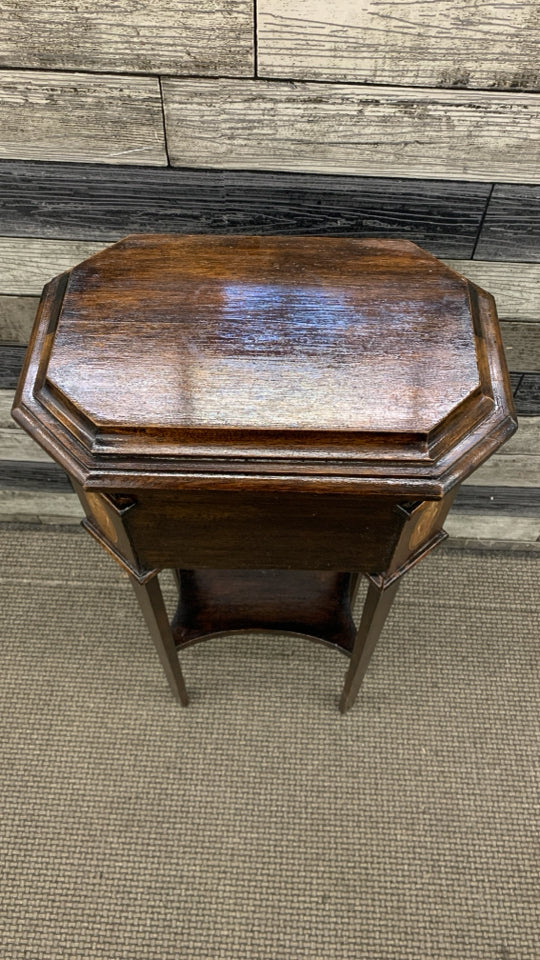 VTG OCTAGONAL SIDE TABLE W/DECORATIVE INLAY.