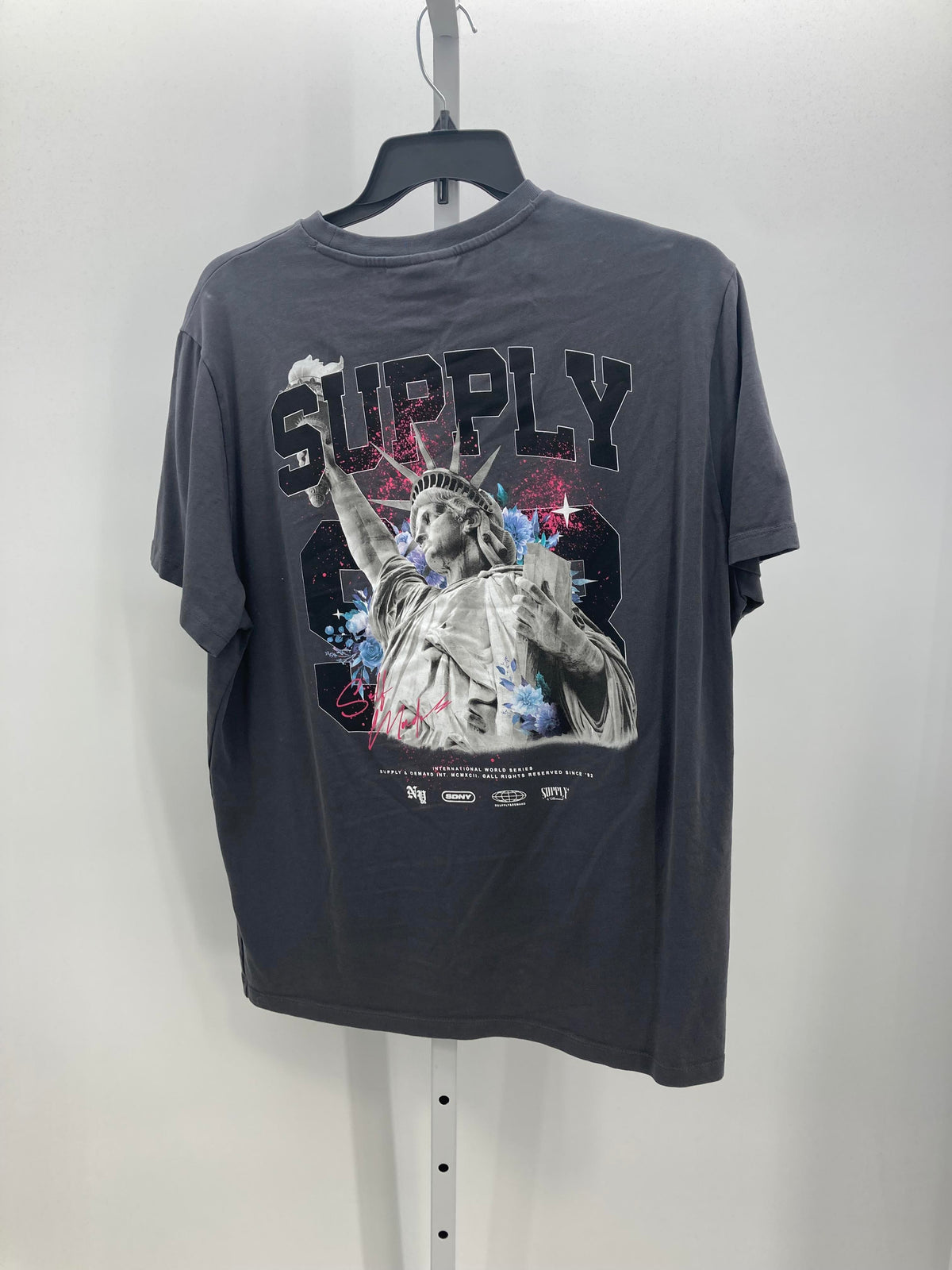 GRAPHIC KNIT TEE.