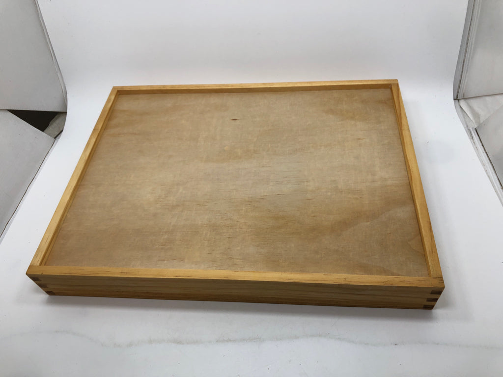 LIGHT WOODEN TRAY W/HANDLES.