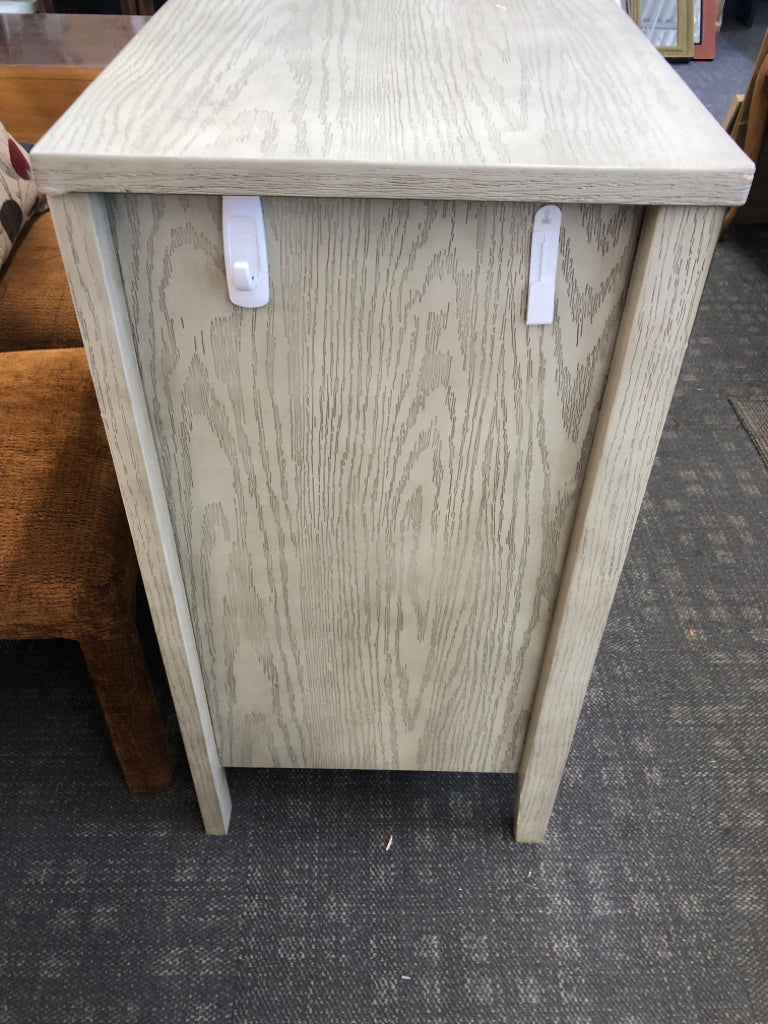 GRAY 3 DRAWER DRESSER *SCRATCHED.