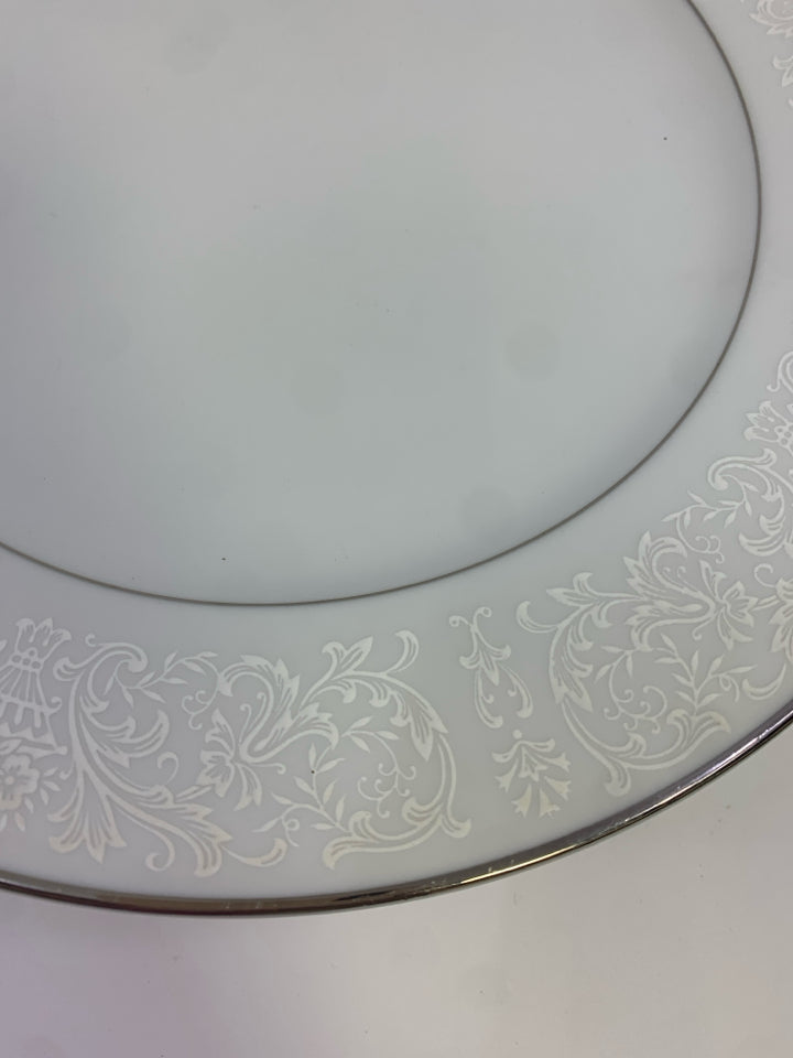 4 WAKEFIELD DINNER PLATES W/WHITE TEXTURED DETAILING.