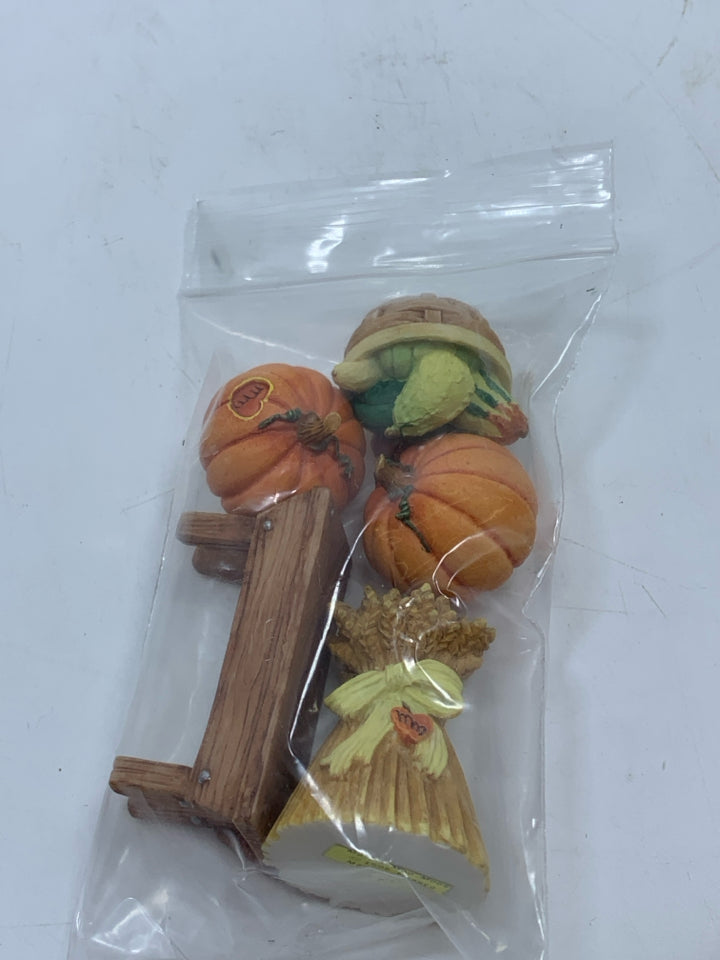 MARY MOO FALL DECORATIVE PIECES IN BAG.
