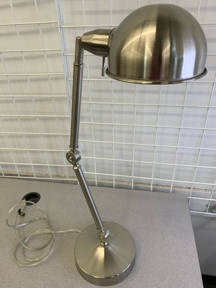METAL STUDY LAMP ADJUSTABLE.