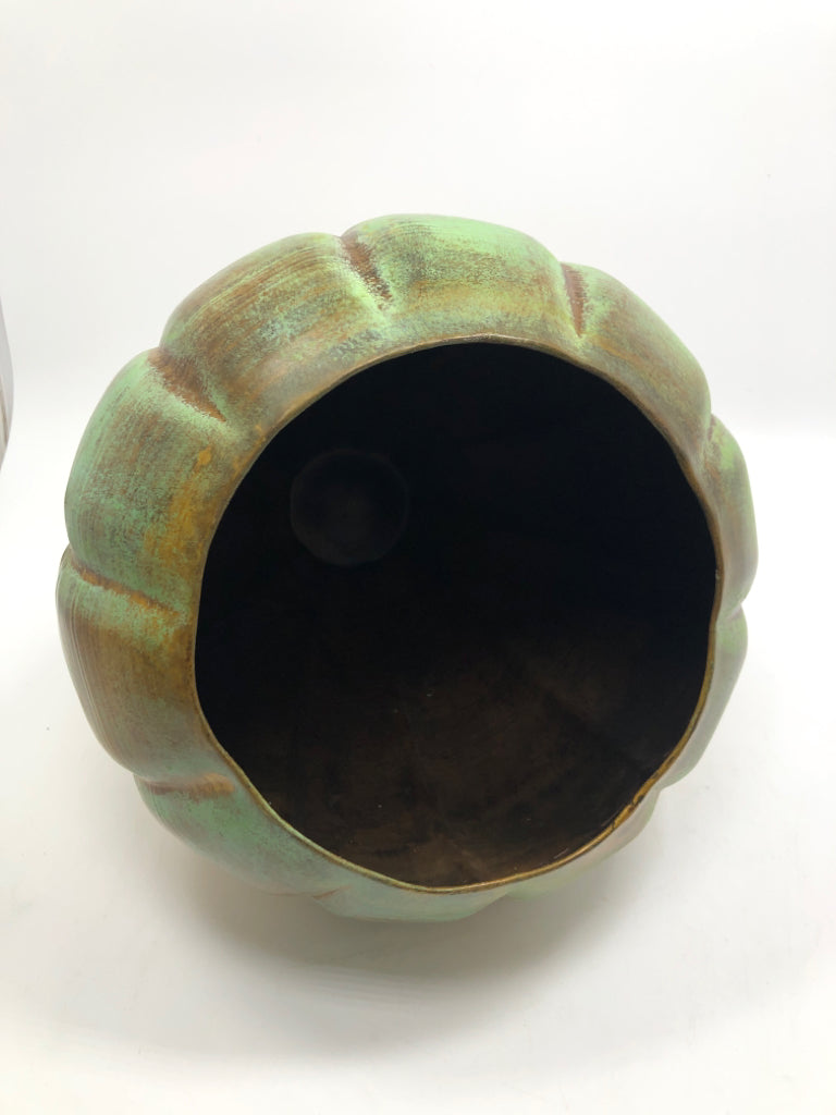 ROUND GOLD METAL GOURD DECOR.