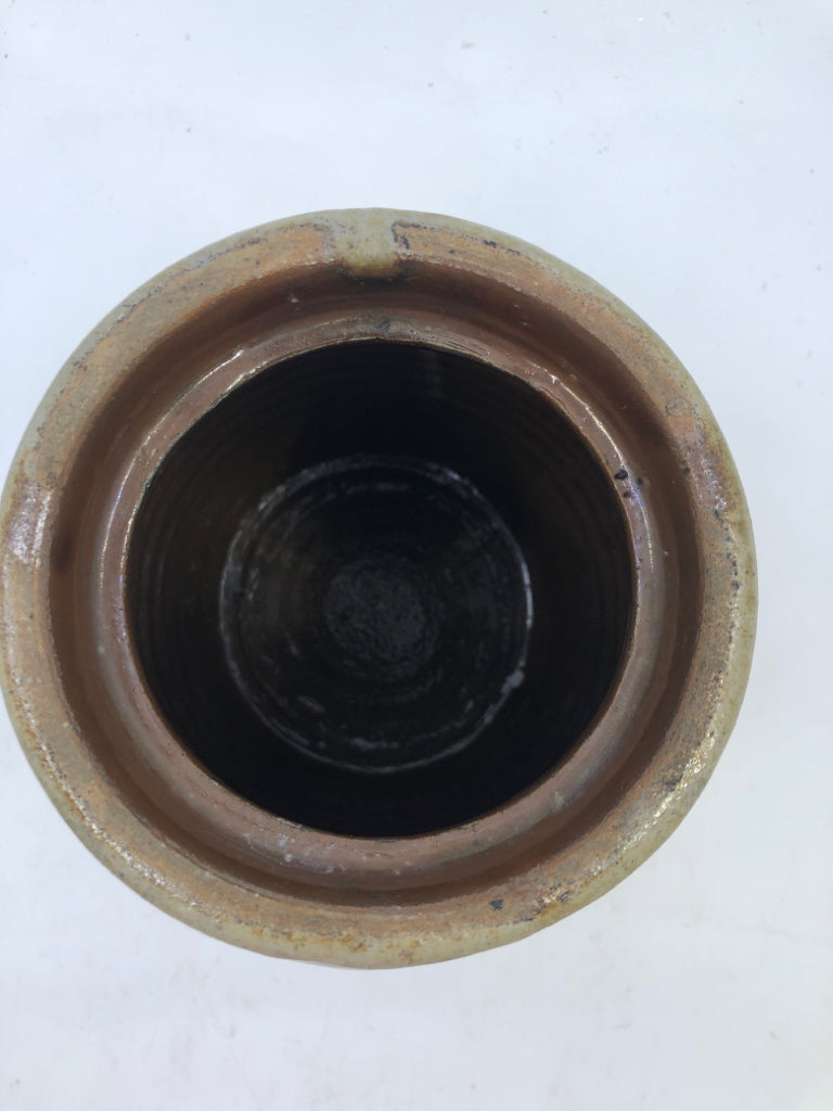 VTG CD BROOKS TAN CERAMIC CROCK.
