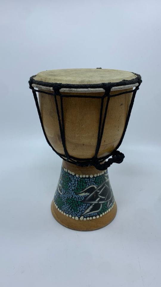 LT BROWN DRUM DECOR W/TEAL TURTLES.