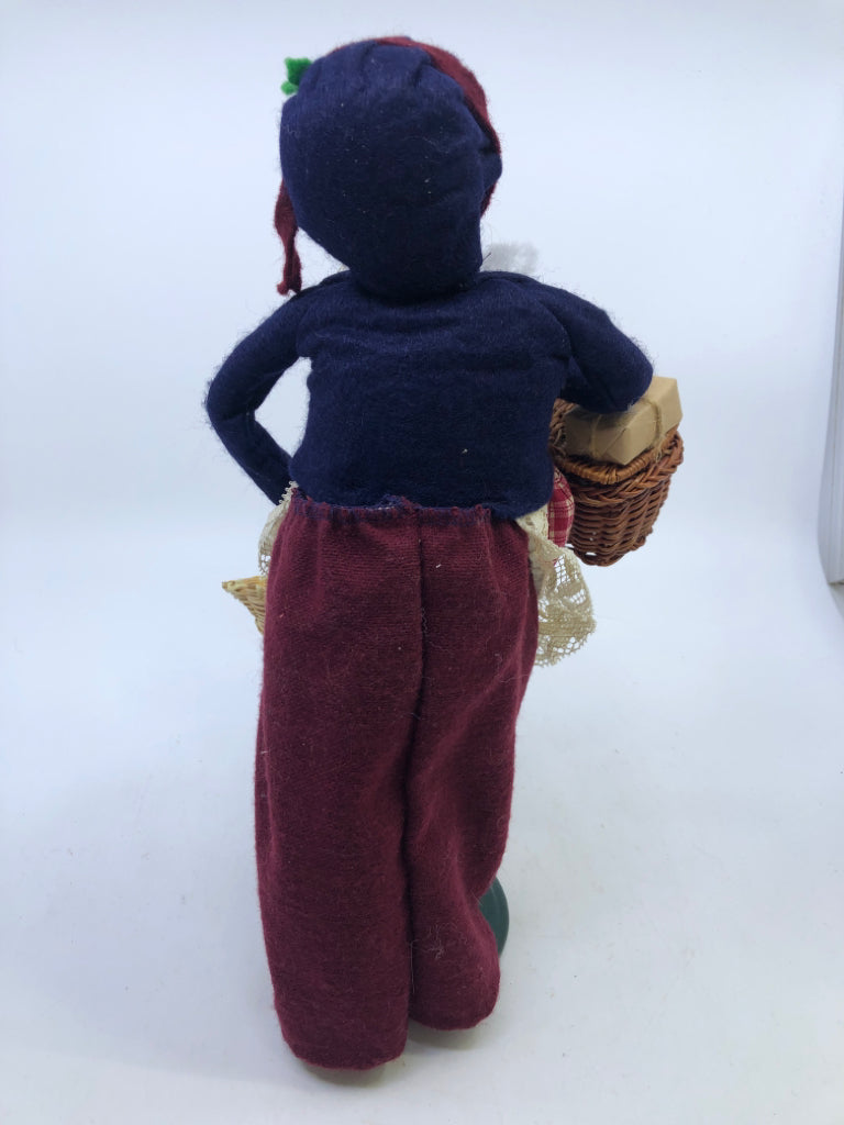 BYERS' CHOICE GRANDMA HOLDING GOOSE AND APPLES-1995.