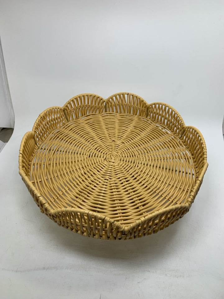 PLASTIC WOVEN CAKE STAND W/ SCALLOP EDGE.