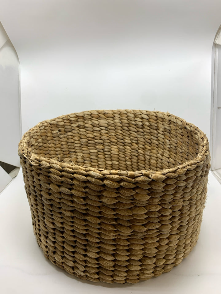 WOVEN WICKER BASKET.