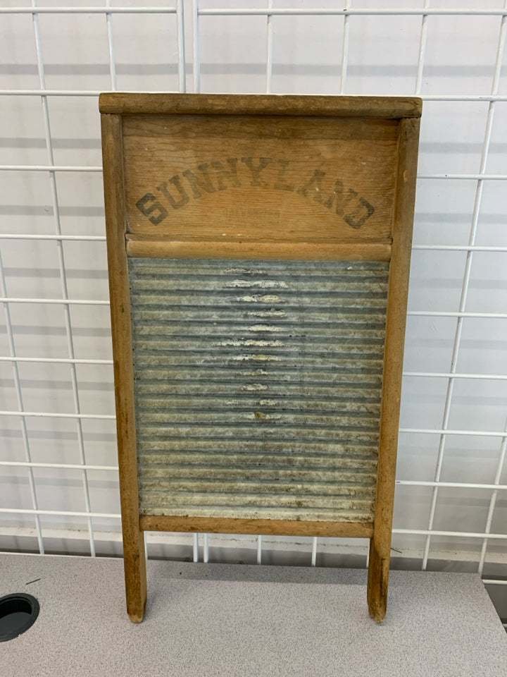 VTG SUNNYLAND WASHBOARD DECOR.