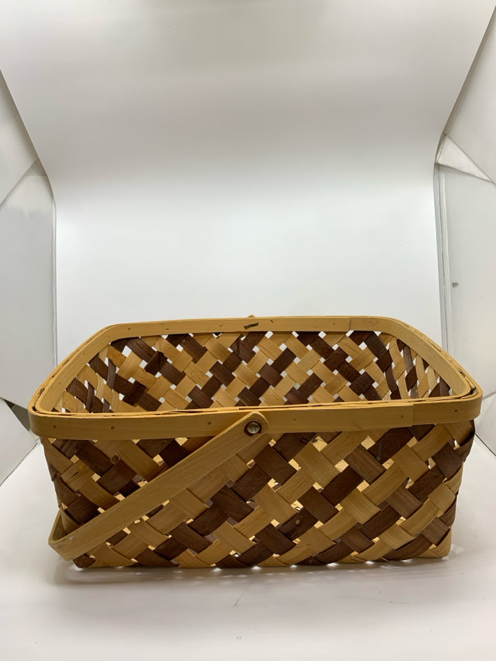 TWO TONE WOVEN BASKET W/HANDLE.