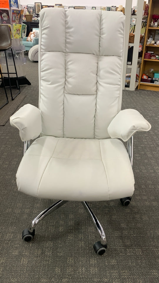 WHITE SWIVEL OFFICE CHAIR.