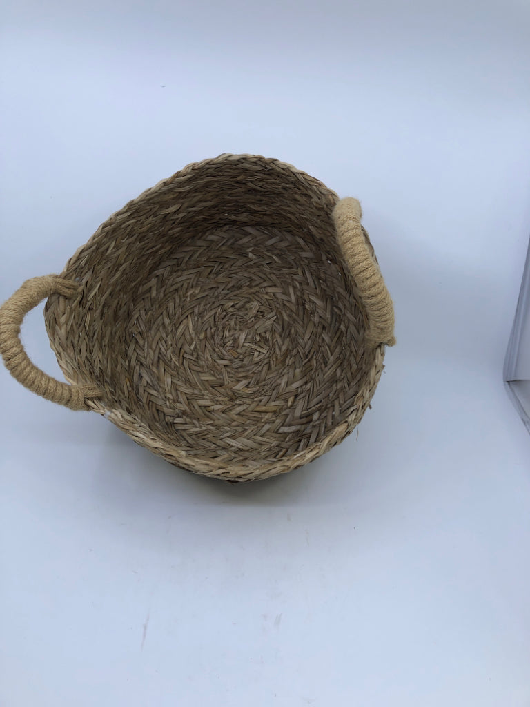 BRAIDED DETAILED WOVEN BASKET W/ BURLAP ROPE HANDLES.