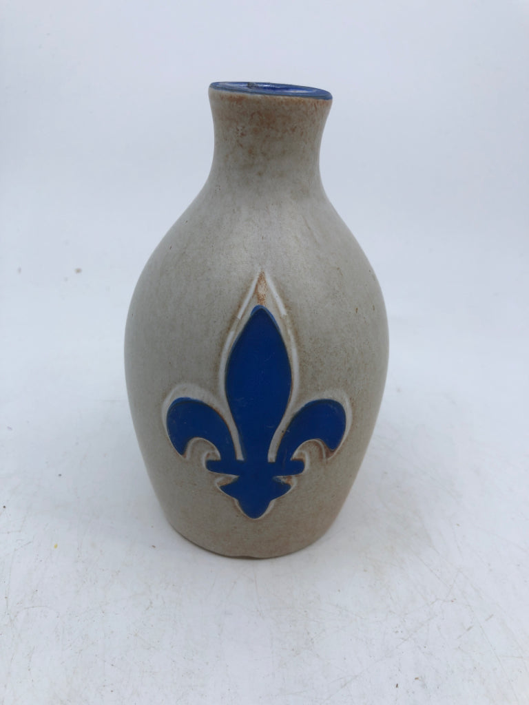 GREY TEAR DROP VASE W BLUE ACCENTS.