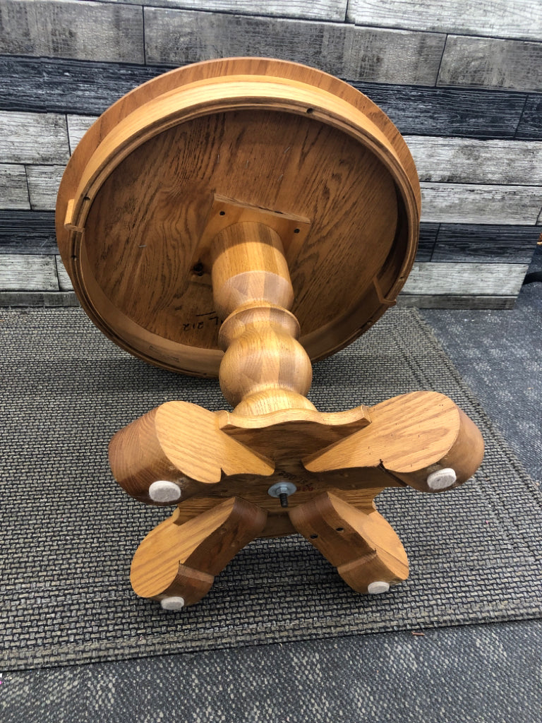SMALL ROUND OAK WOOD SIDE TABLE.