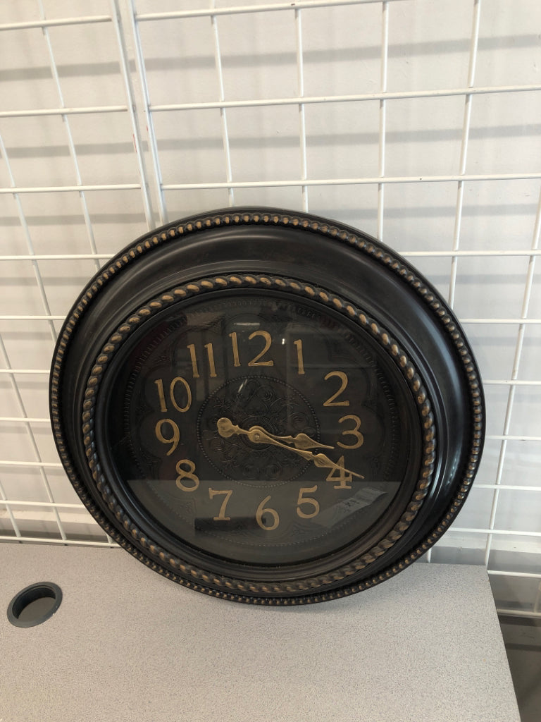 BROWN PLASTIC ROUND WALL CLOCK.