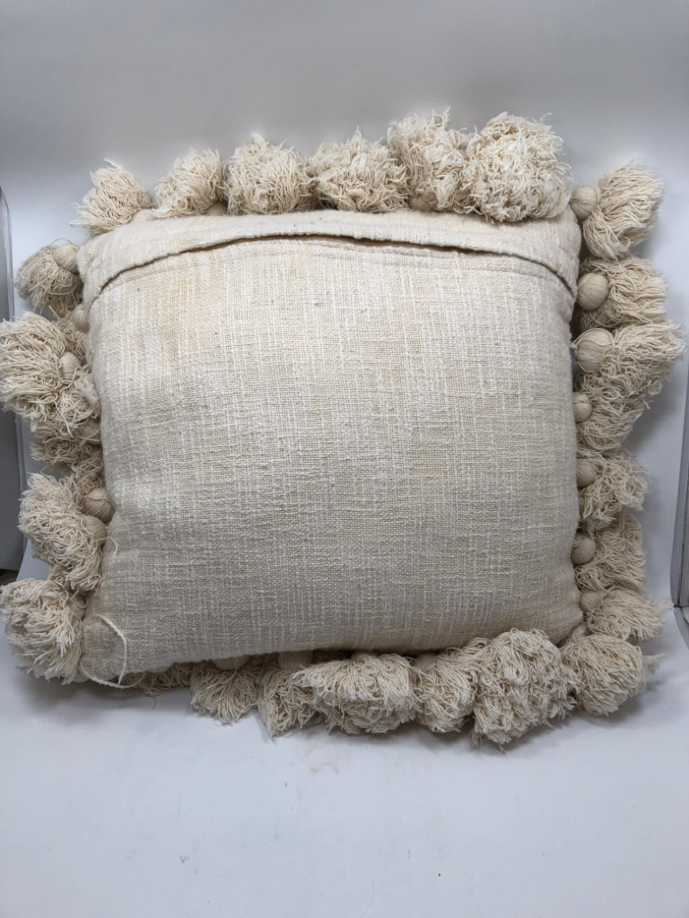CREAM PILLOW W/TASSELS.