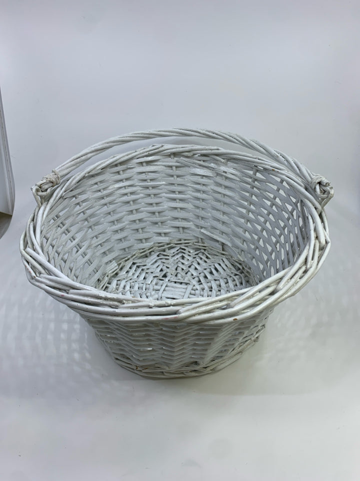 WHITE ROUND WOVEN BASKET W/HANDLE.