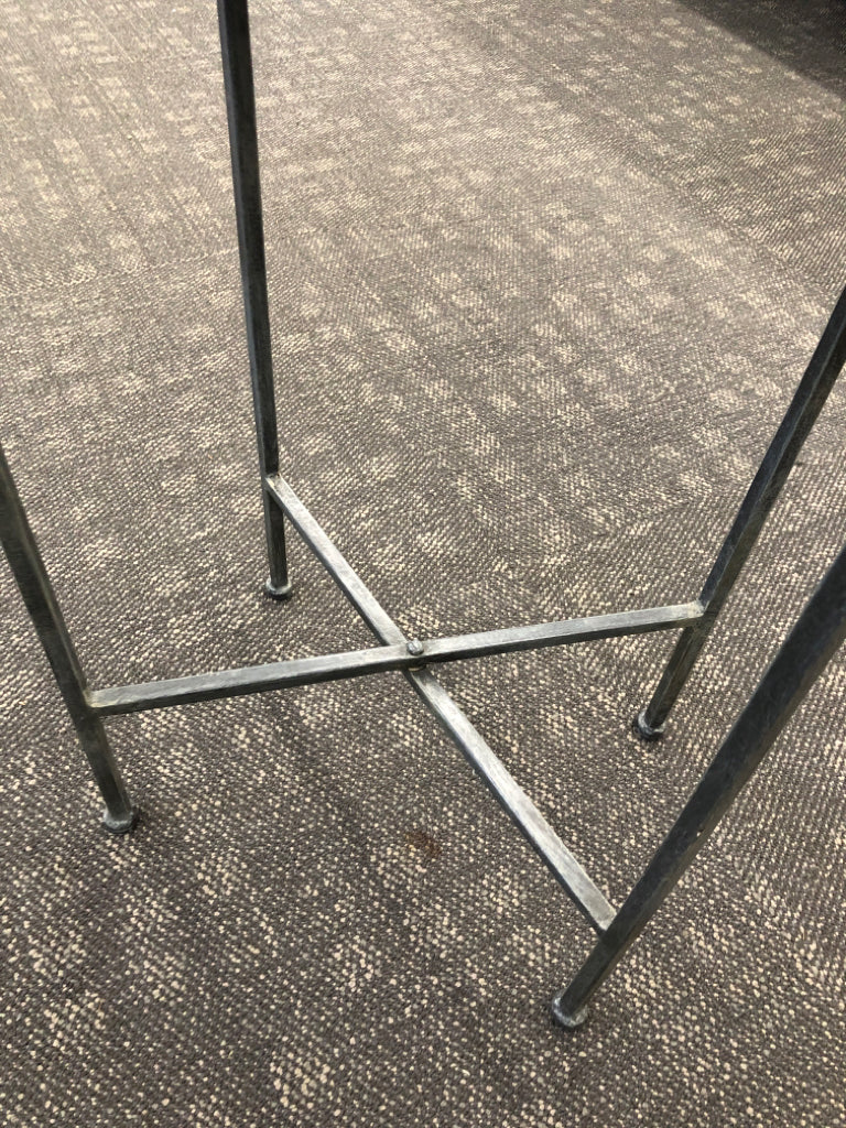 METAL SCALLOPED SIDE TABLE.