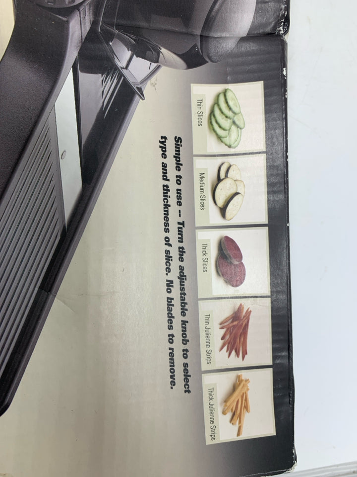 NIB MANDOLINE SLICING SET.