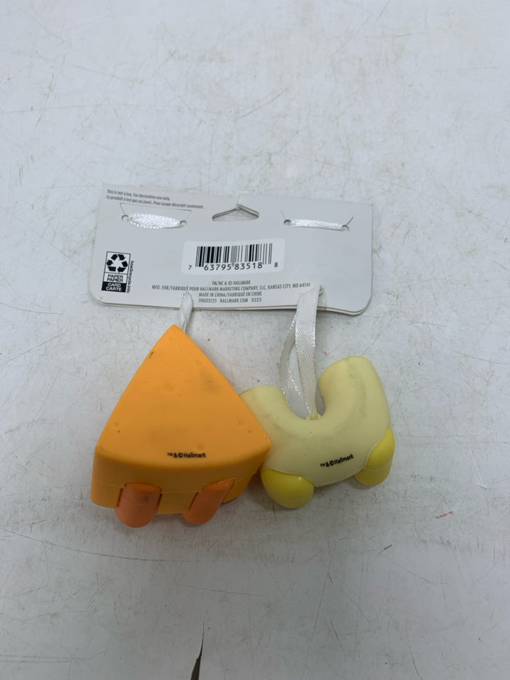 HALLMARK BETTER TOGETHER MAGNET MAC & CHEESE ORNAMENTS IN PACKAGE.
