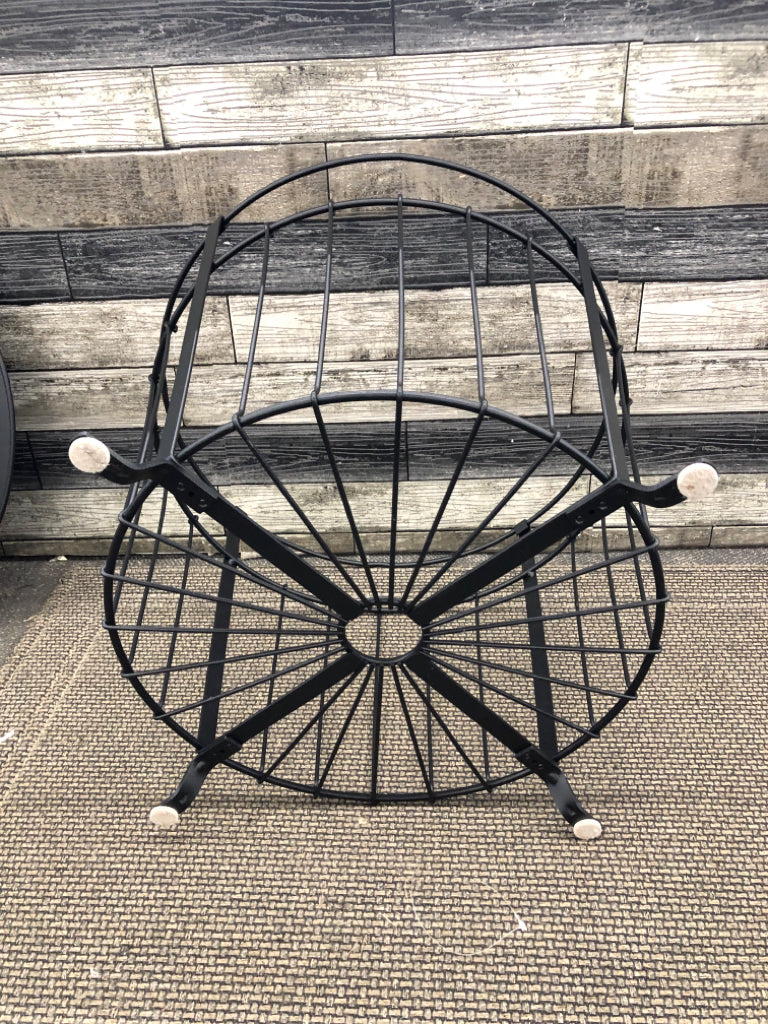BLACK METAL BASKET SIDE TABLE.