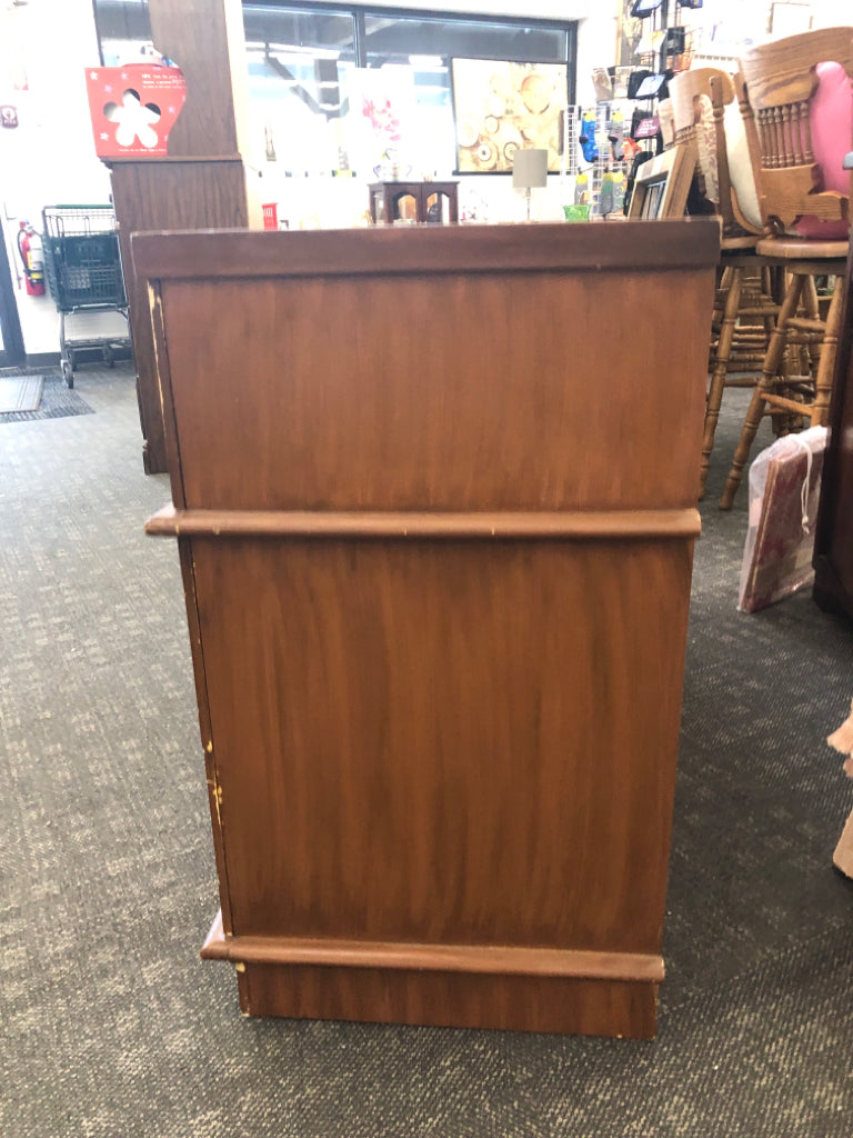 VTG 7 DRAWER LIGHT BROWN DRESSER W/ METAL HARDWARE DIAMOND PATTERN.