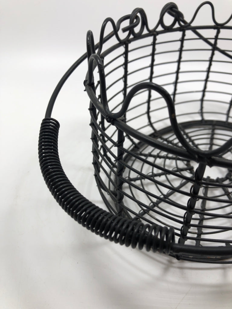 METAL SQUIGGLE BASKET.