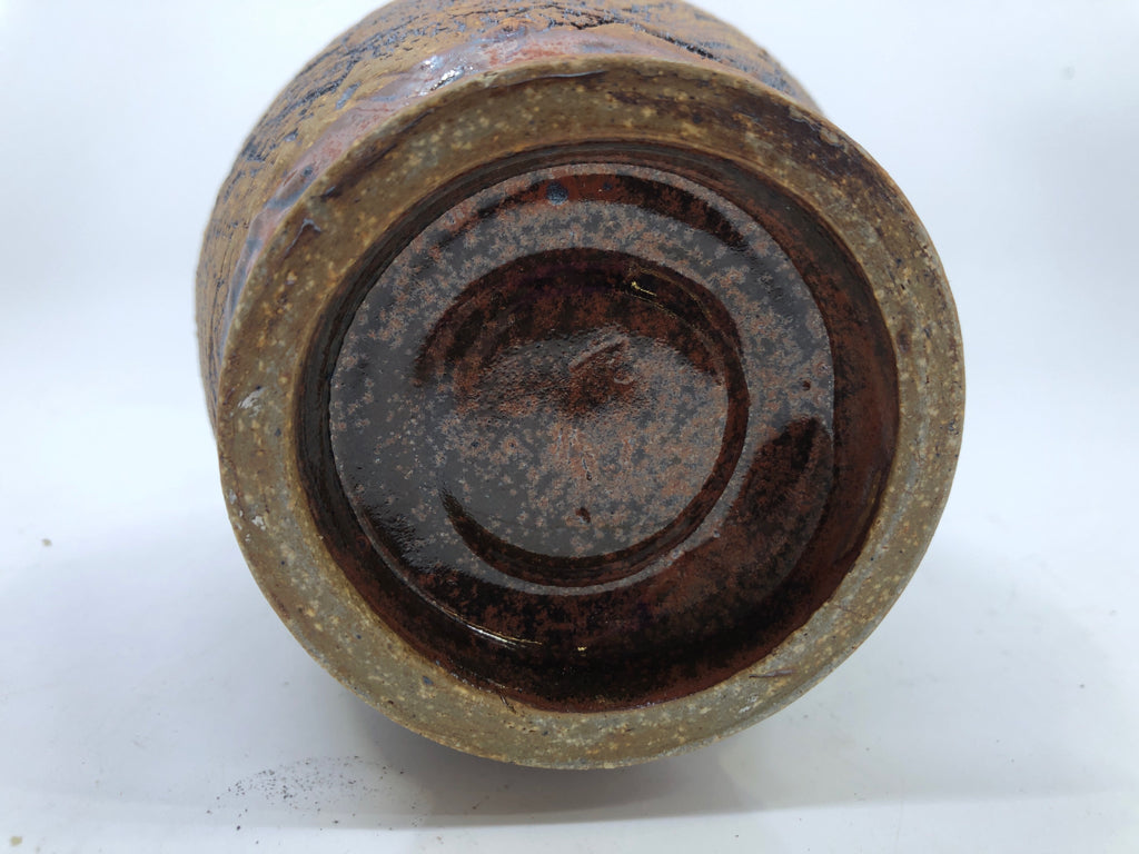 ORANGE GLAZE W/ TEXTURED TAN BAND SMALL SHORT NECK POTTERY VASE.