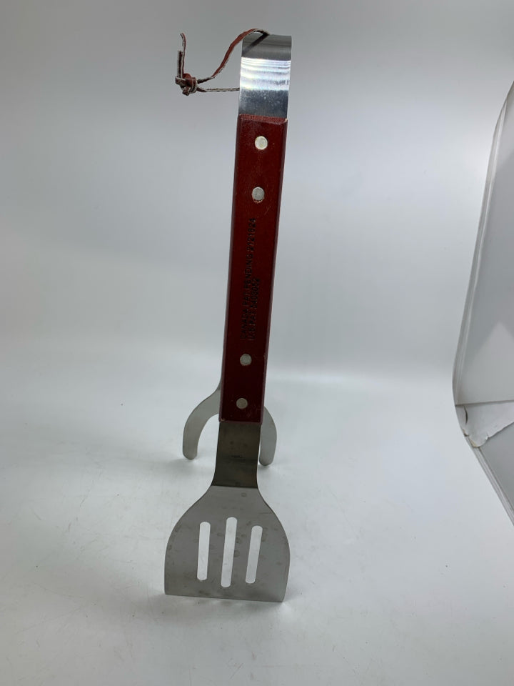 GRILLING WOOD/STAINLESS STEEL BURGER GRIP SPATULA.