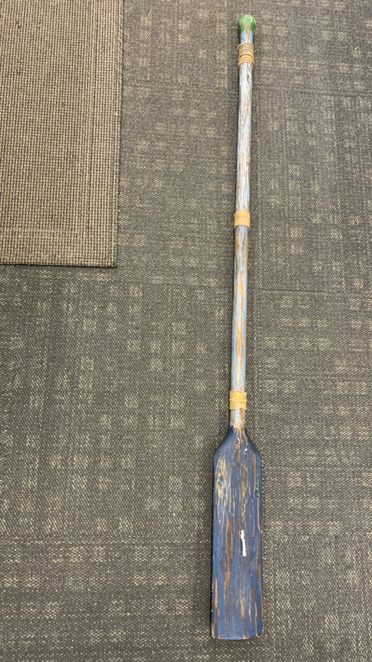 DISTRESSED BLUE WOODEN OAR W/TWINE WALL HANGING.