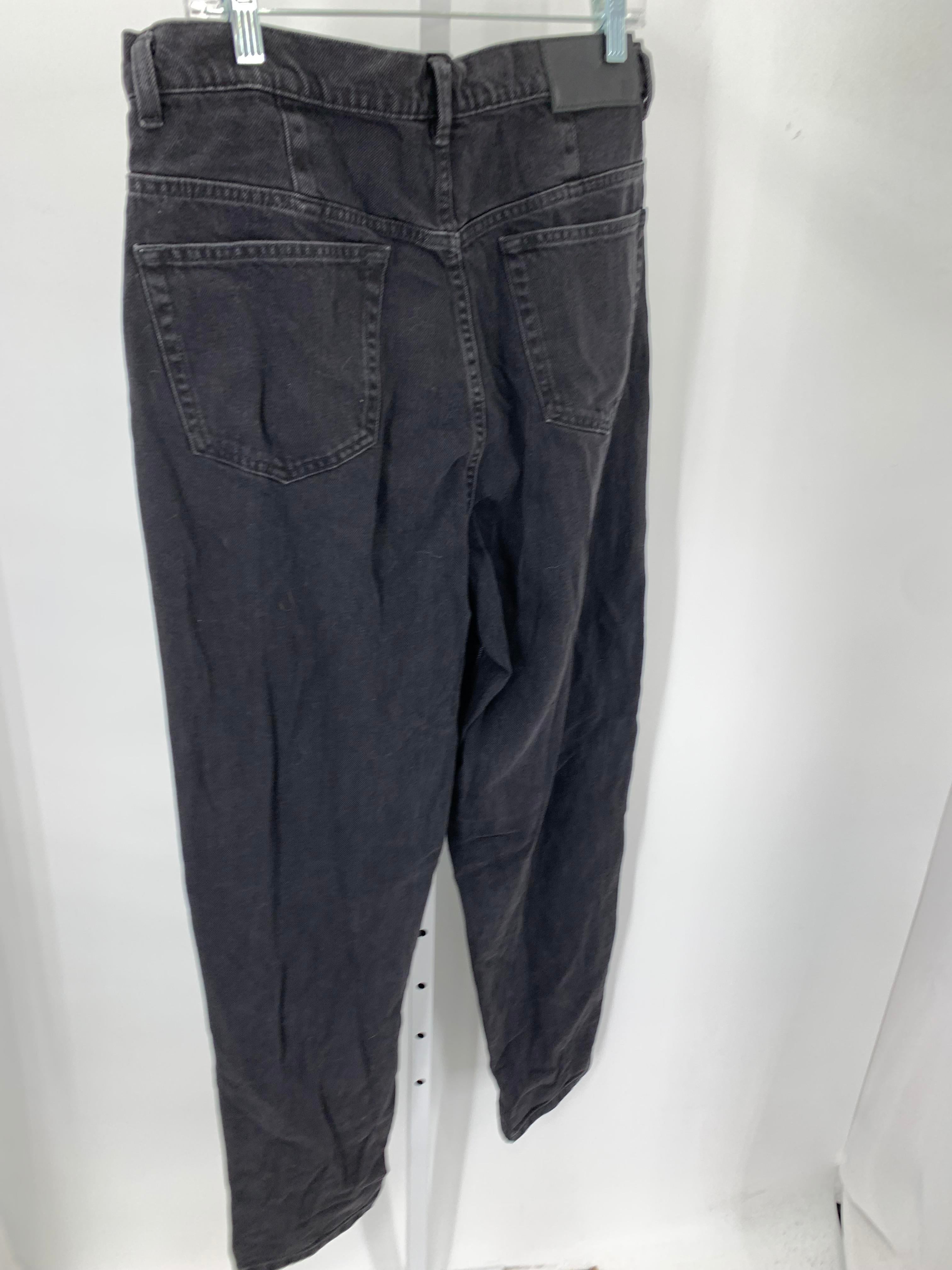 REGULAR FIT JEANS.