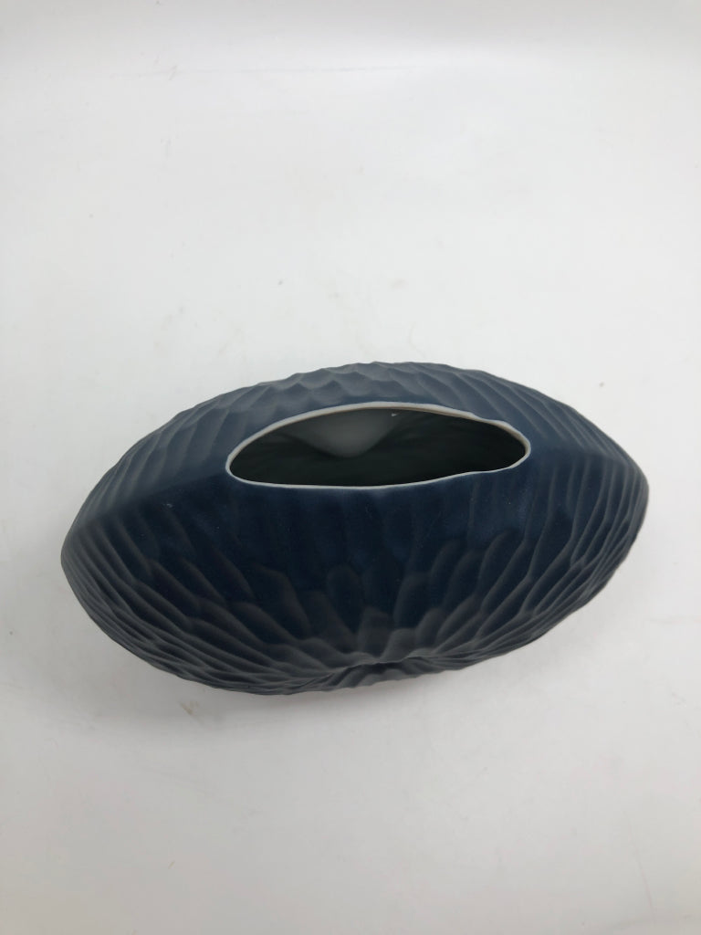 SM CERAMIC BLUE ROUND VASE.