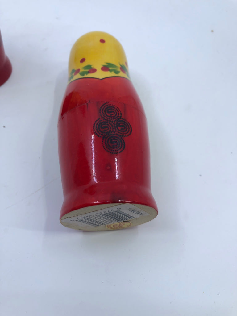 2 RUSSIAN DOLLS MAN/WOMAN S/P SHAKERS.