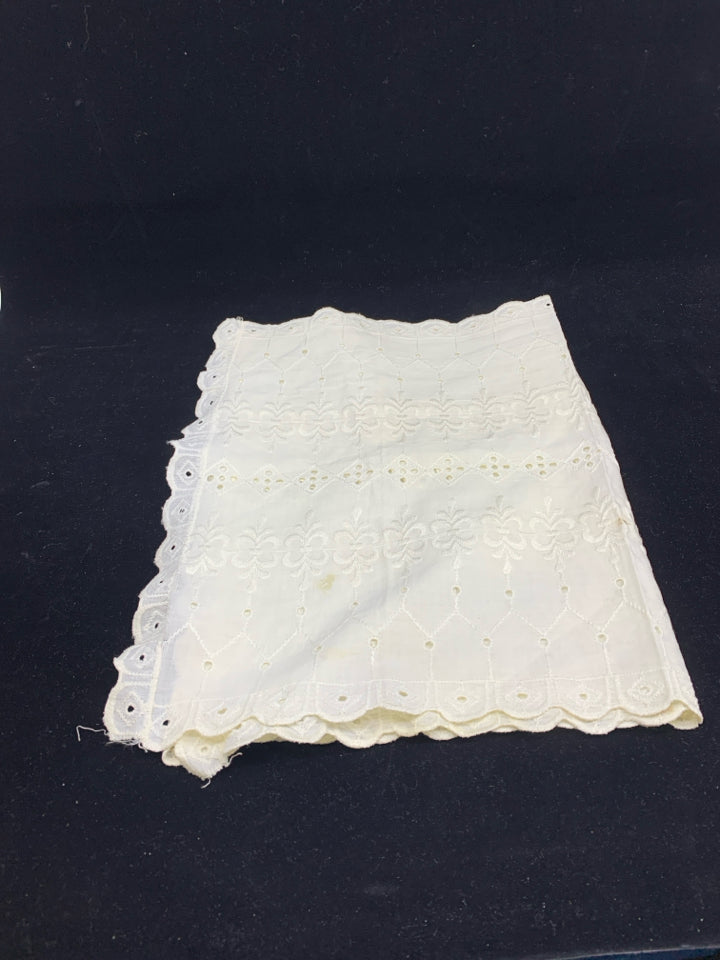 LACE RECTANGLE TABLE RUNNER.