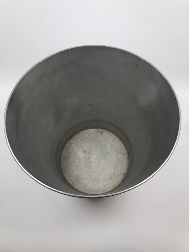 METAL TRASH BIN W/OPALESCENT RIM.